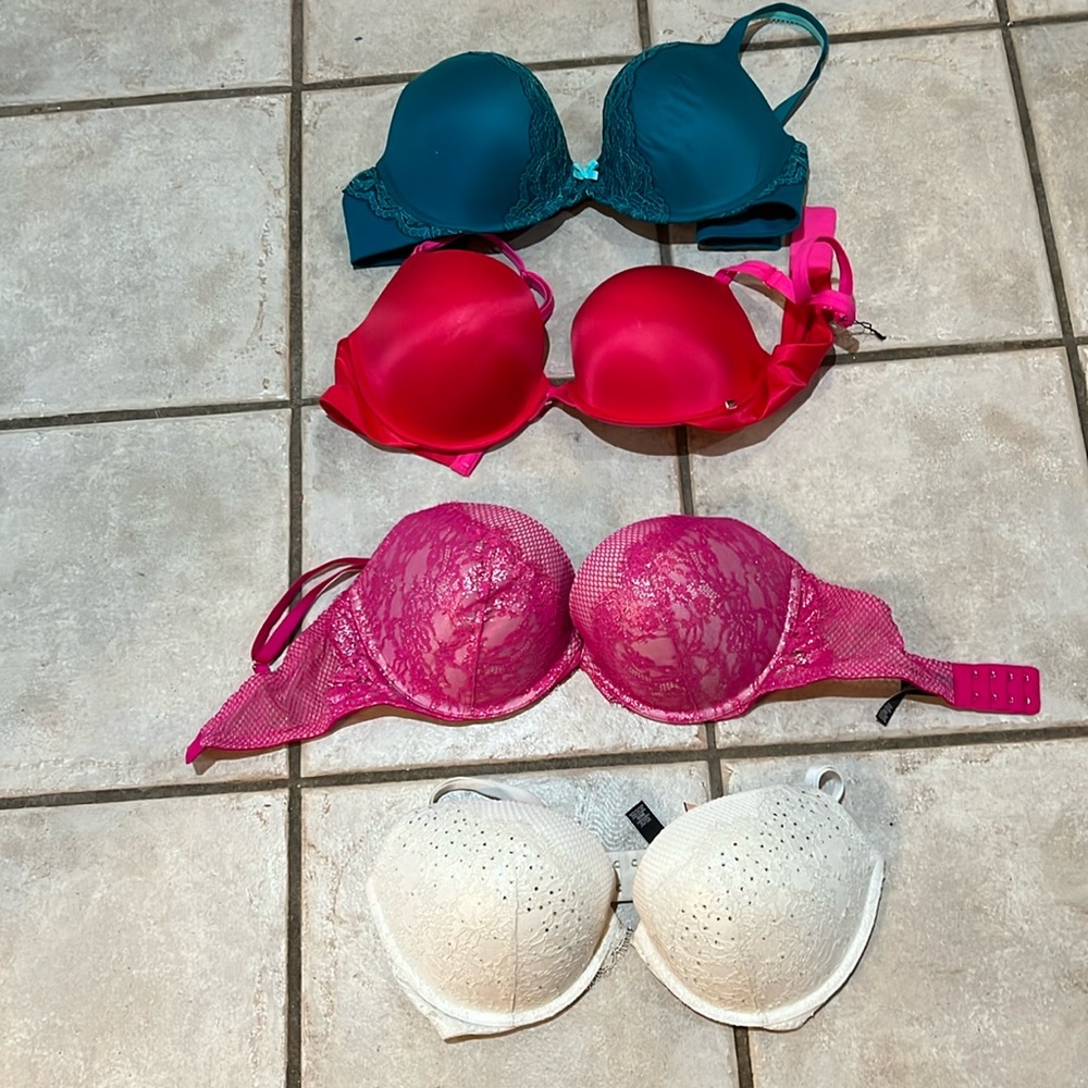 Lot of four Victoria’s Secret 36DD bras.   Blue is 34DD.  White bra is NWT